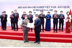Vice Chairman Vuong Quoc Tuan awards Investment Registration Certificate for Phase 1 of Amkor's Semiconductor Manufacturing Factory